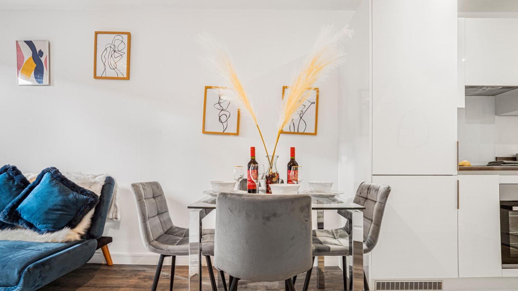 Oceanic Bliss: 2 Bed 2 Bath + Free Park + Netflix Apartment เบอร์มิงแฮม ภายนอก รูปภาพ