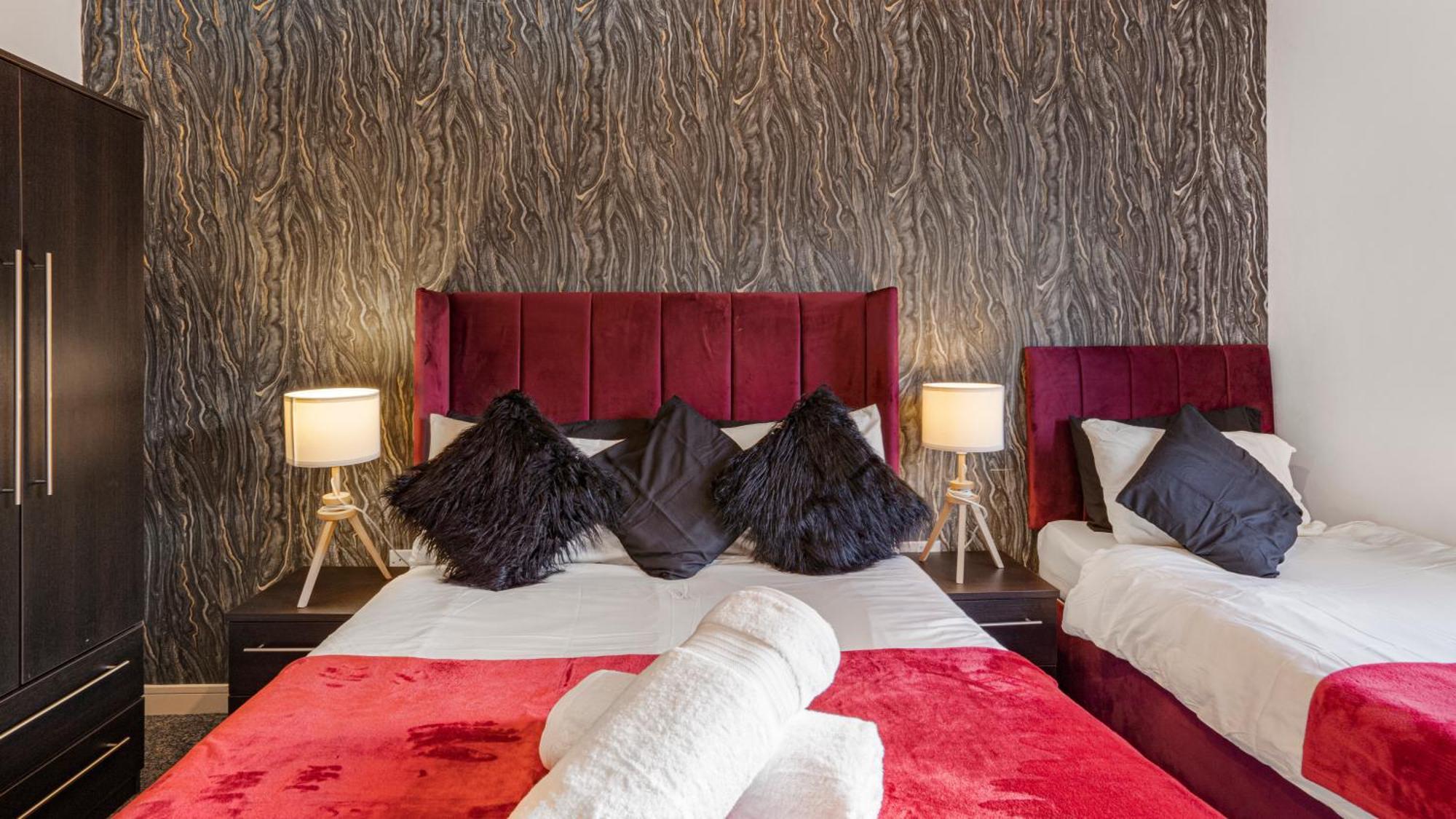 Oceanic Bliss: 2 Bed 2 Bath + Free Park + Netflix Apartment เบอร์มิงแฮม ภายนอก รูปภาพ