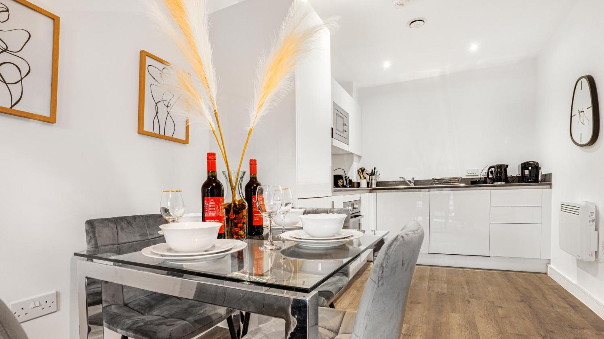 Oceanic Bliss: 2 Bed 2 Bath + Free Park + Netflix Apartment เบอร์มิงแฮม ภายนอก รูปภาพ