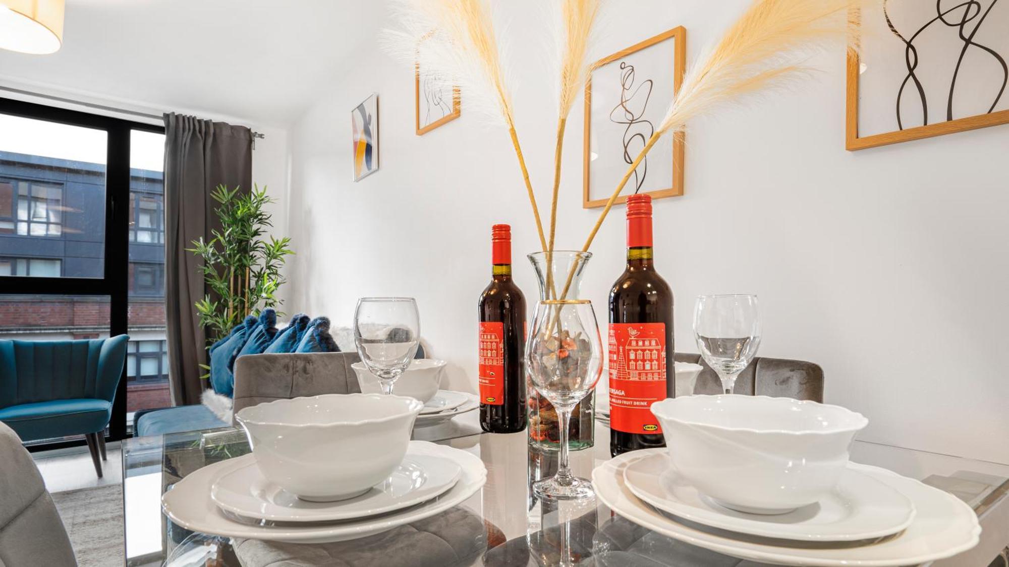 Oceanic Bliss: 2 Bed 2 Bath + Free Park + Netflix Apartment เบอร์มิงแฮม ภายนอก รูปภาพ